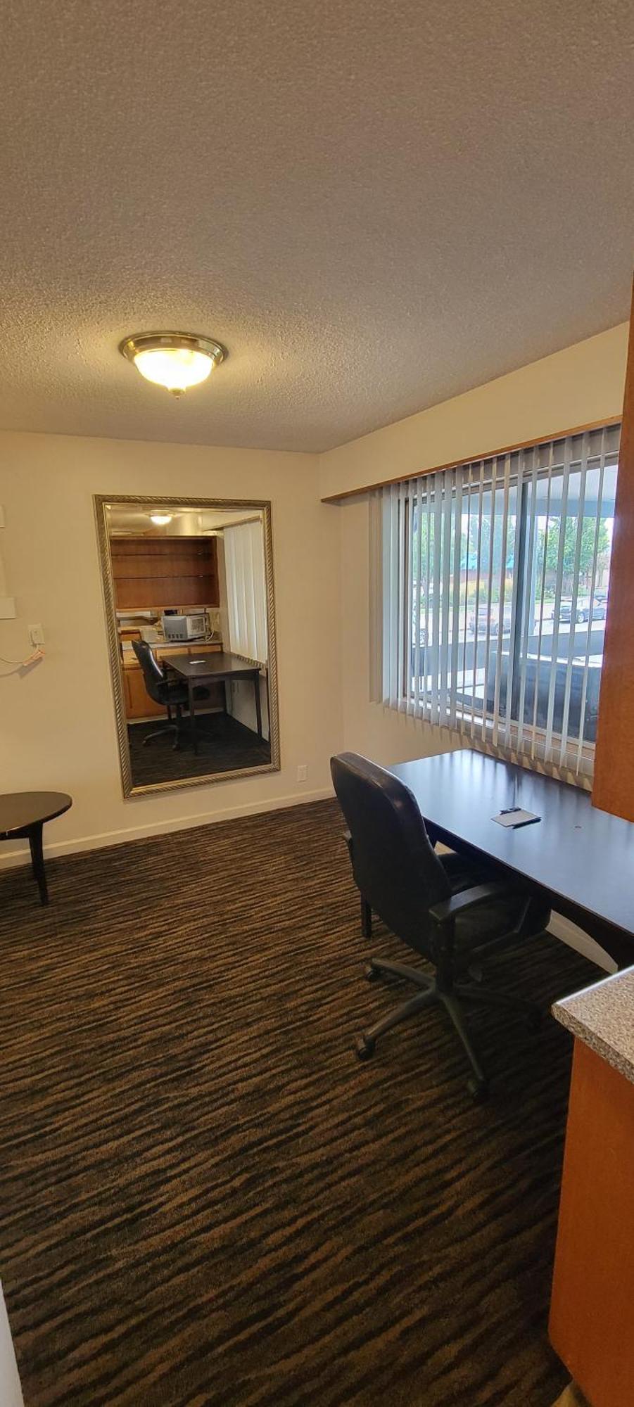Recreation Inn And Suites Kelowna Exterior photo